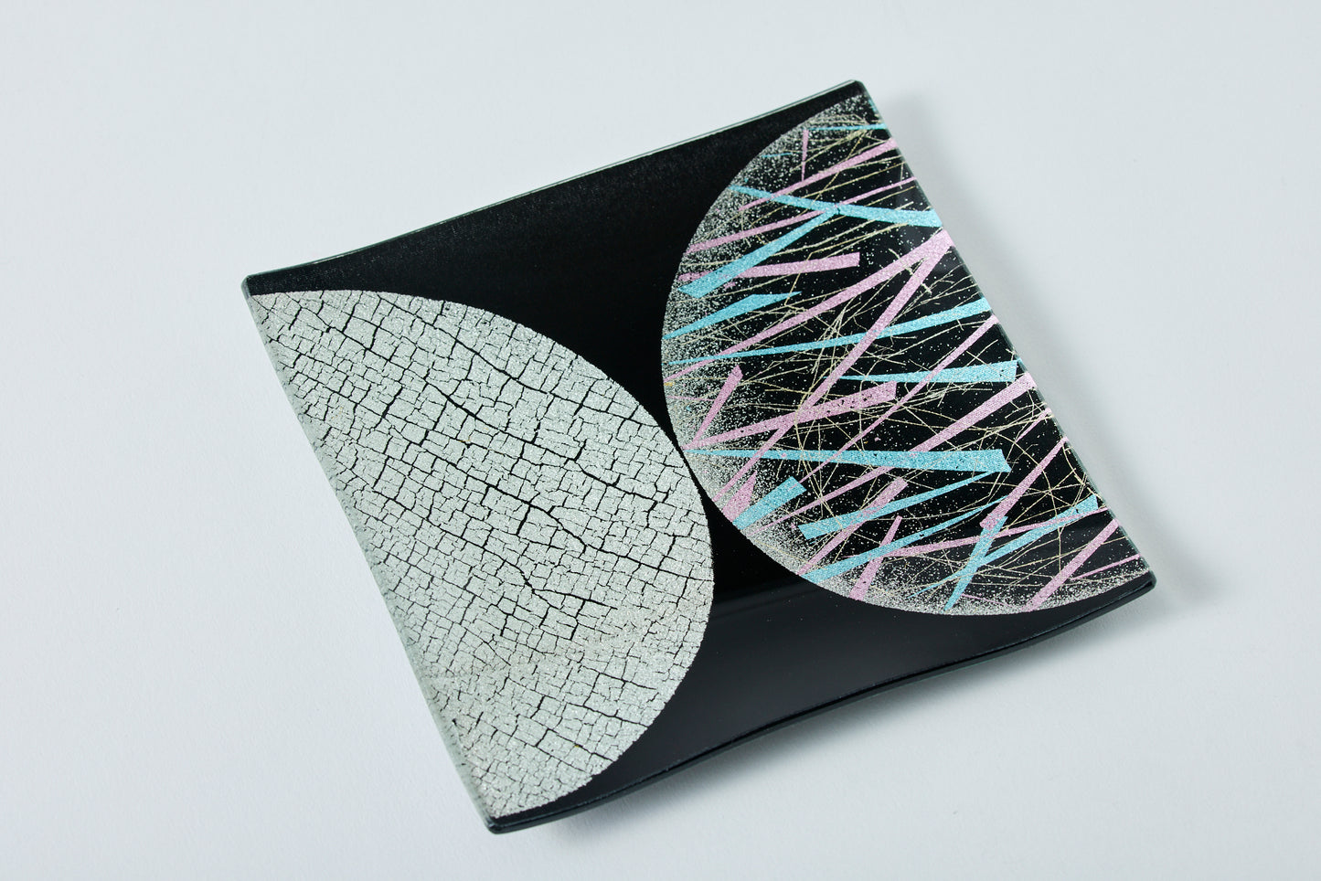 Suimengetsu "水面月" Hongin Hyouwarekawari "本銀氷割変り" Square Plate Pastel Kuroji