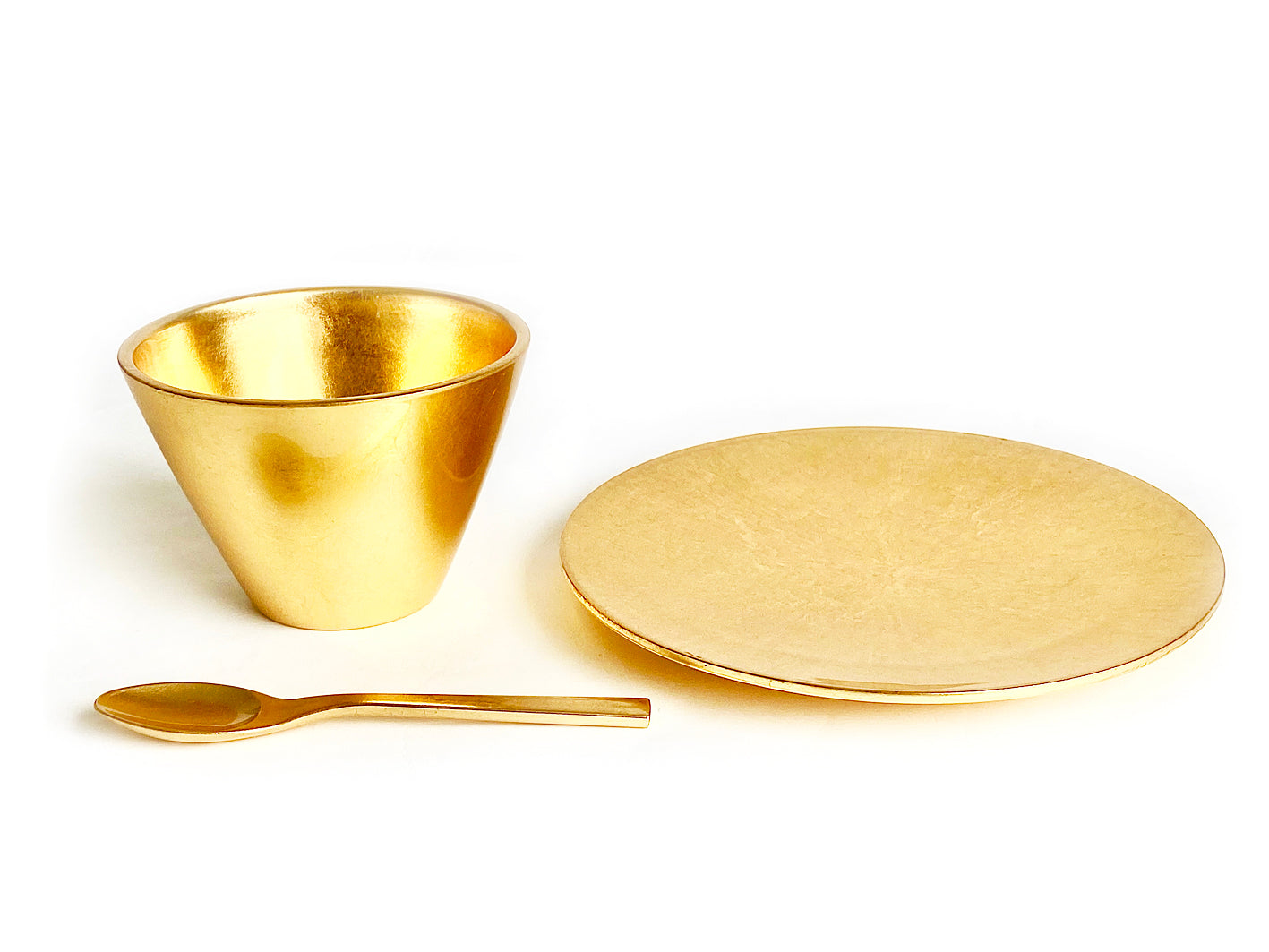 gold cup & saucer / gold leaf