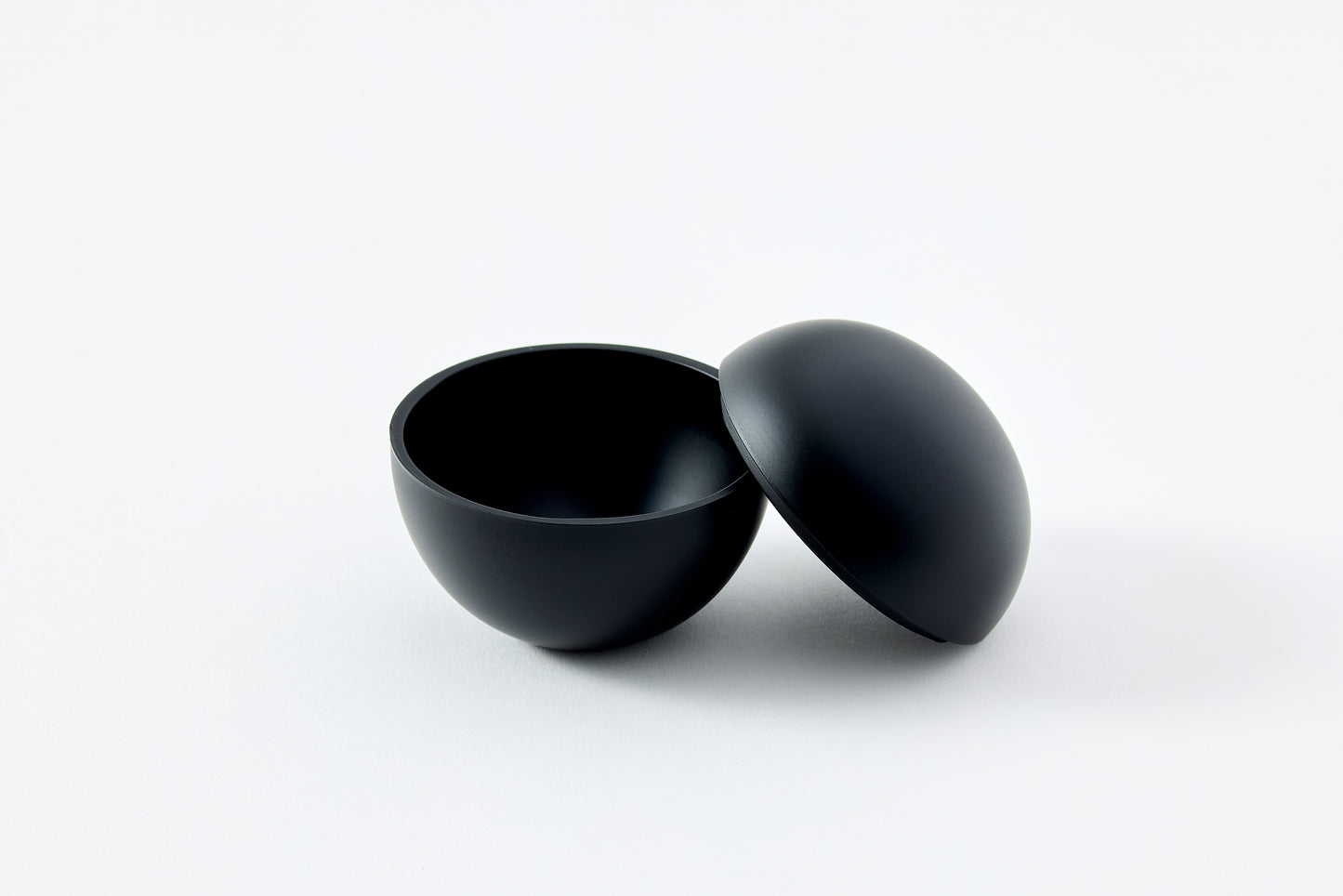 globe / matte black