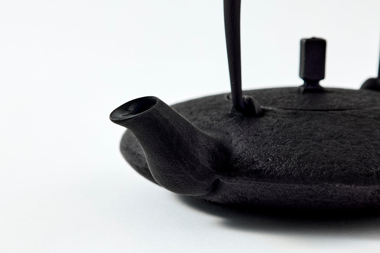 Nanbu Ironware Moon Teapot – Pure Black