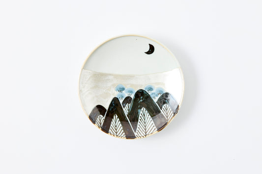 Silver-Accented Crescent Moon and Mountain 4-inch Plate Imari Porcelain