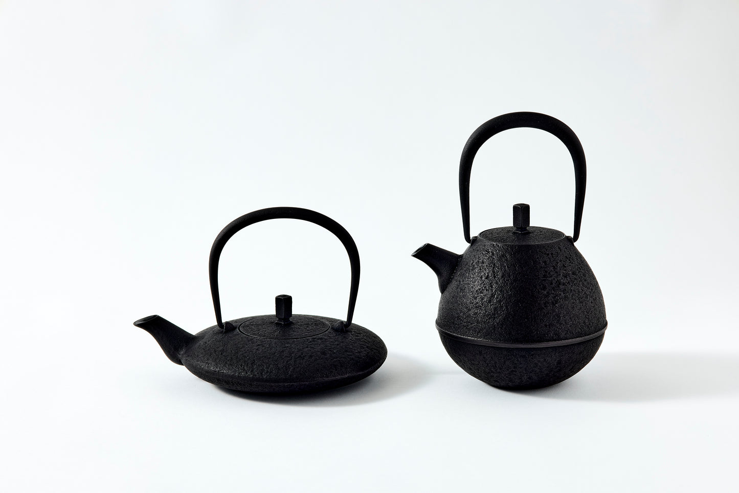 Nanbu Ironware Moon Teapot – Pure Black
