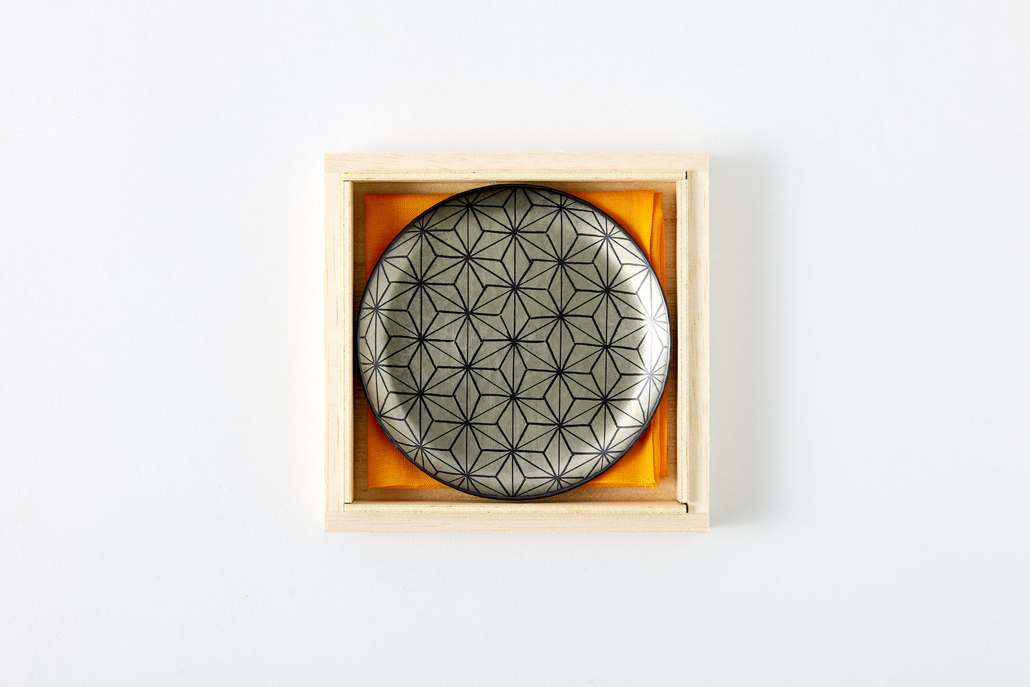 Small Plate – Hemp Leaf Pattern / Silver White