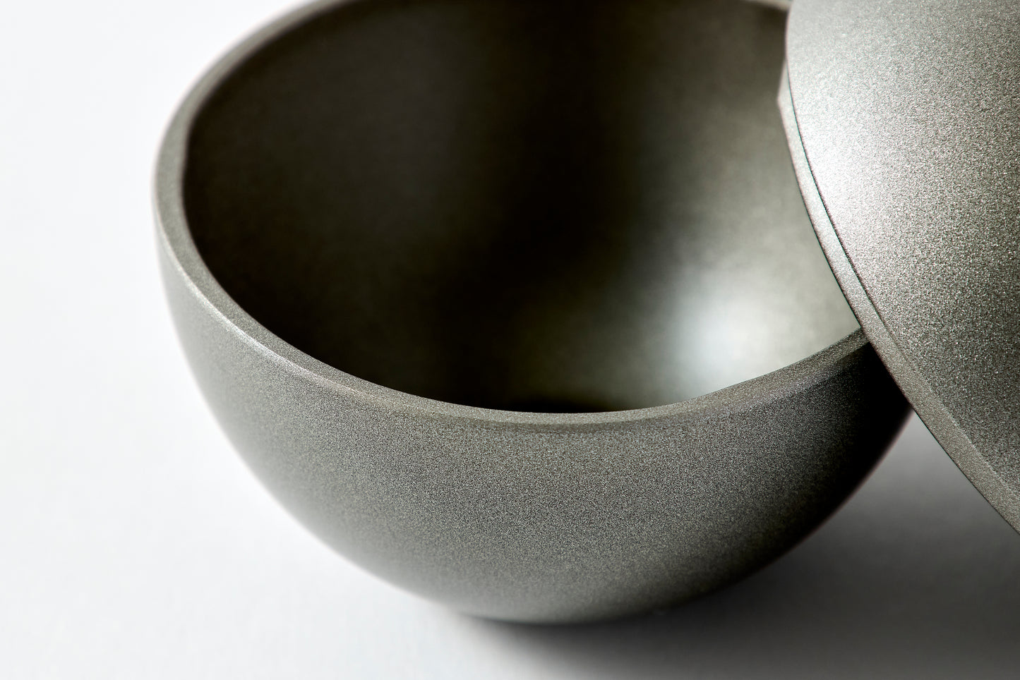 globe / silver metallic