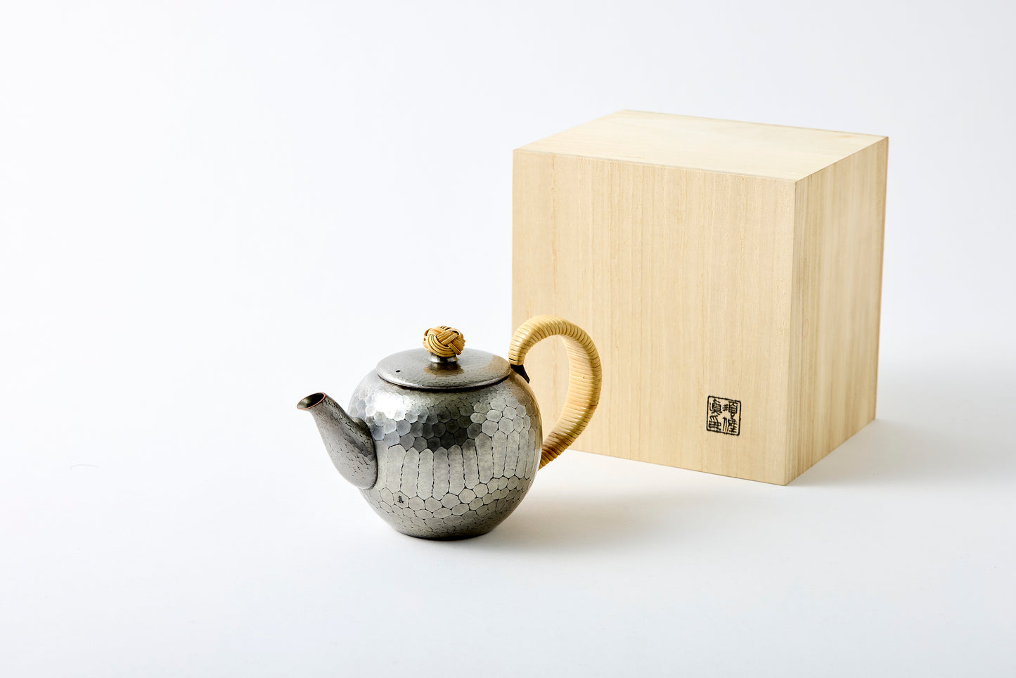 Teapot – Python / Silver White