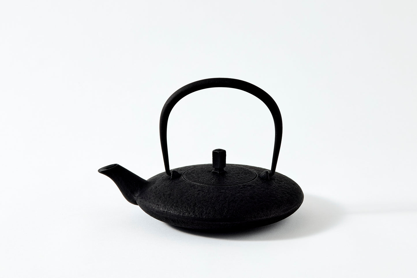 Nanbu Ironware Moon Teapot – Pure Black