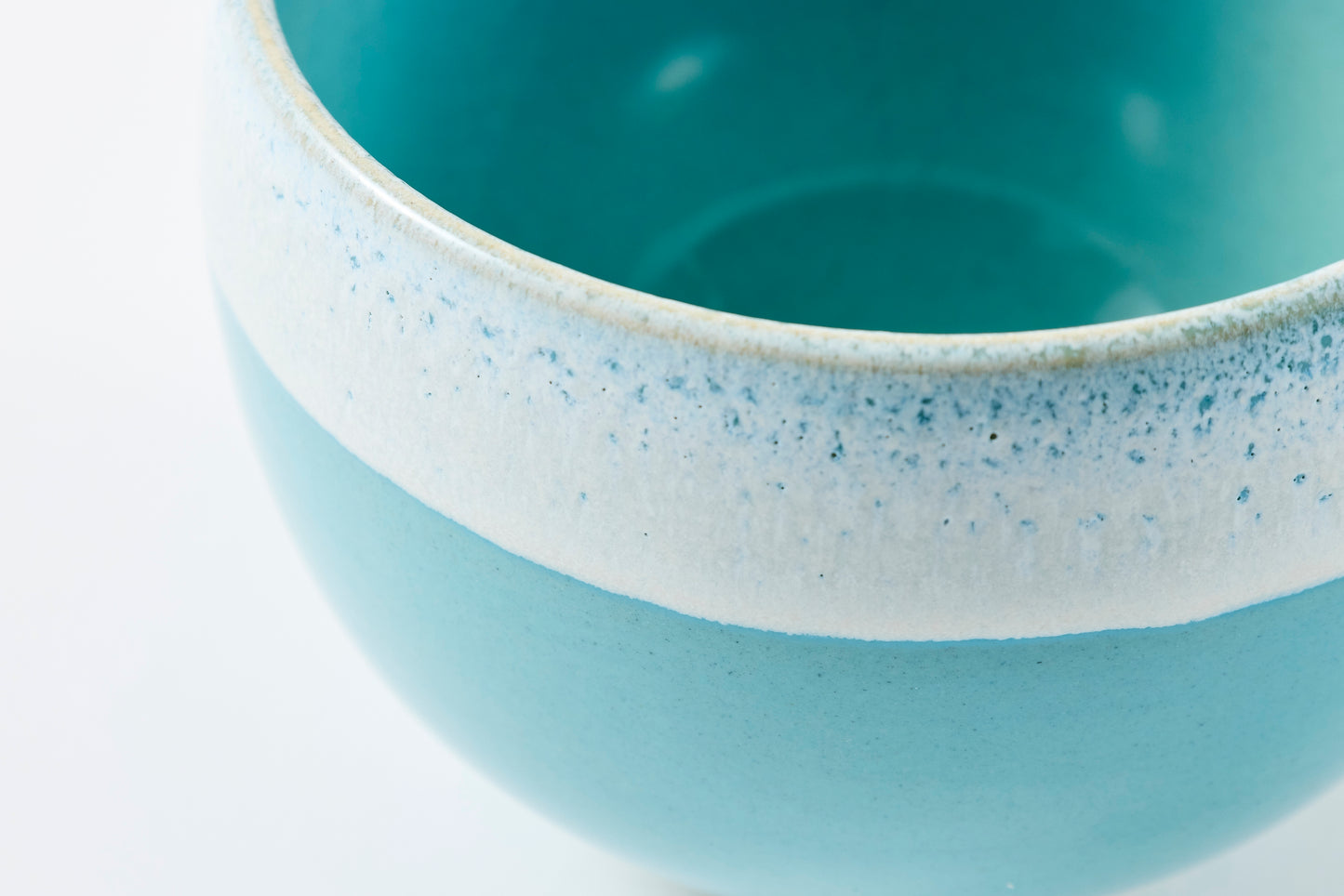 White Karatsu Flow Blue Glaze Round Bowl Hasami Porcelain