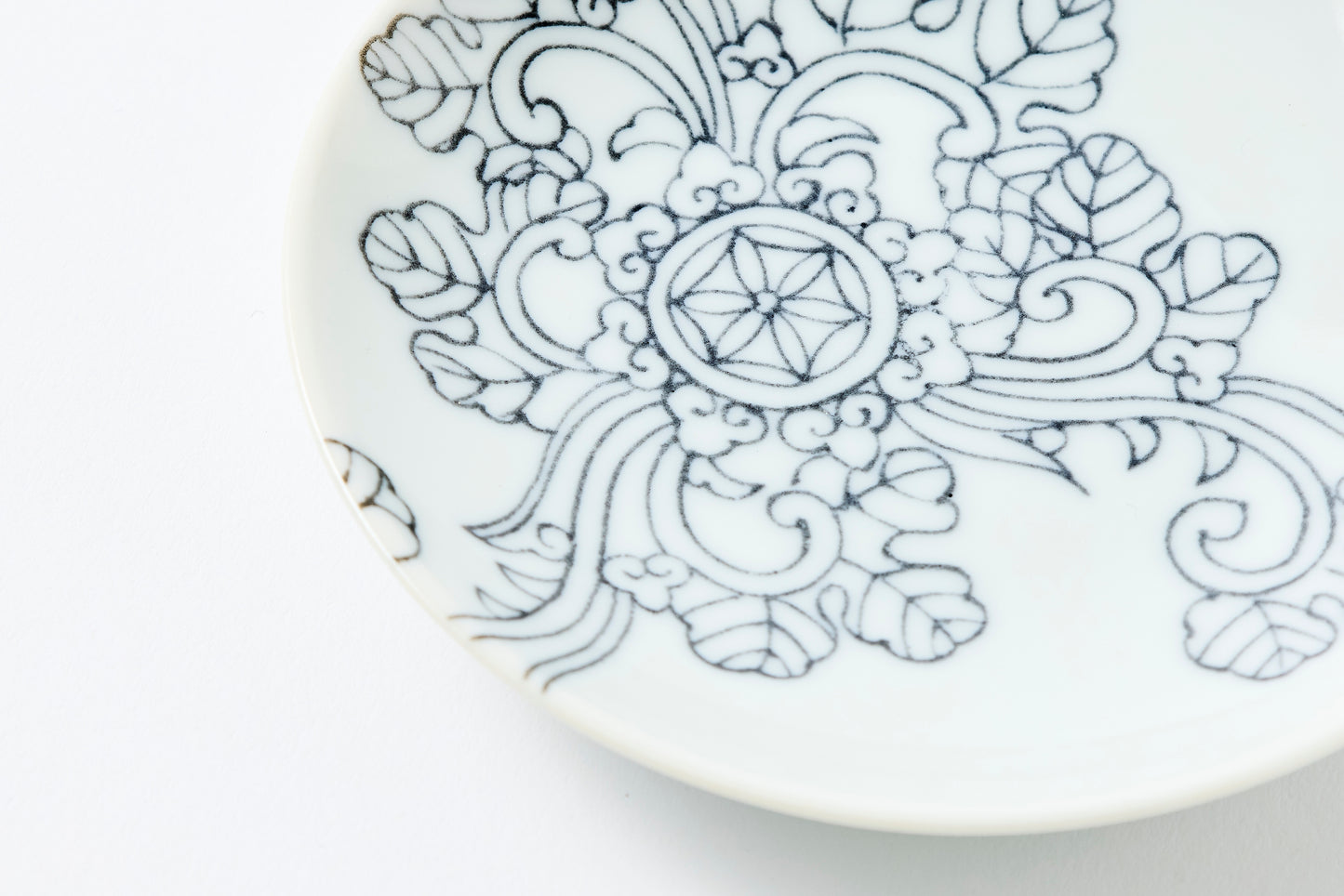 Floral Arabesque Motif Nabeshima Komon Small Plate Imari Porcelain
