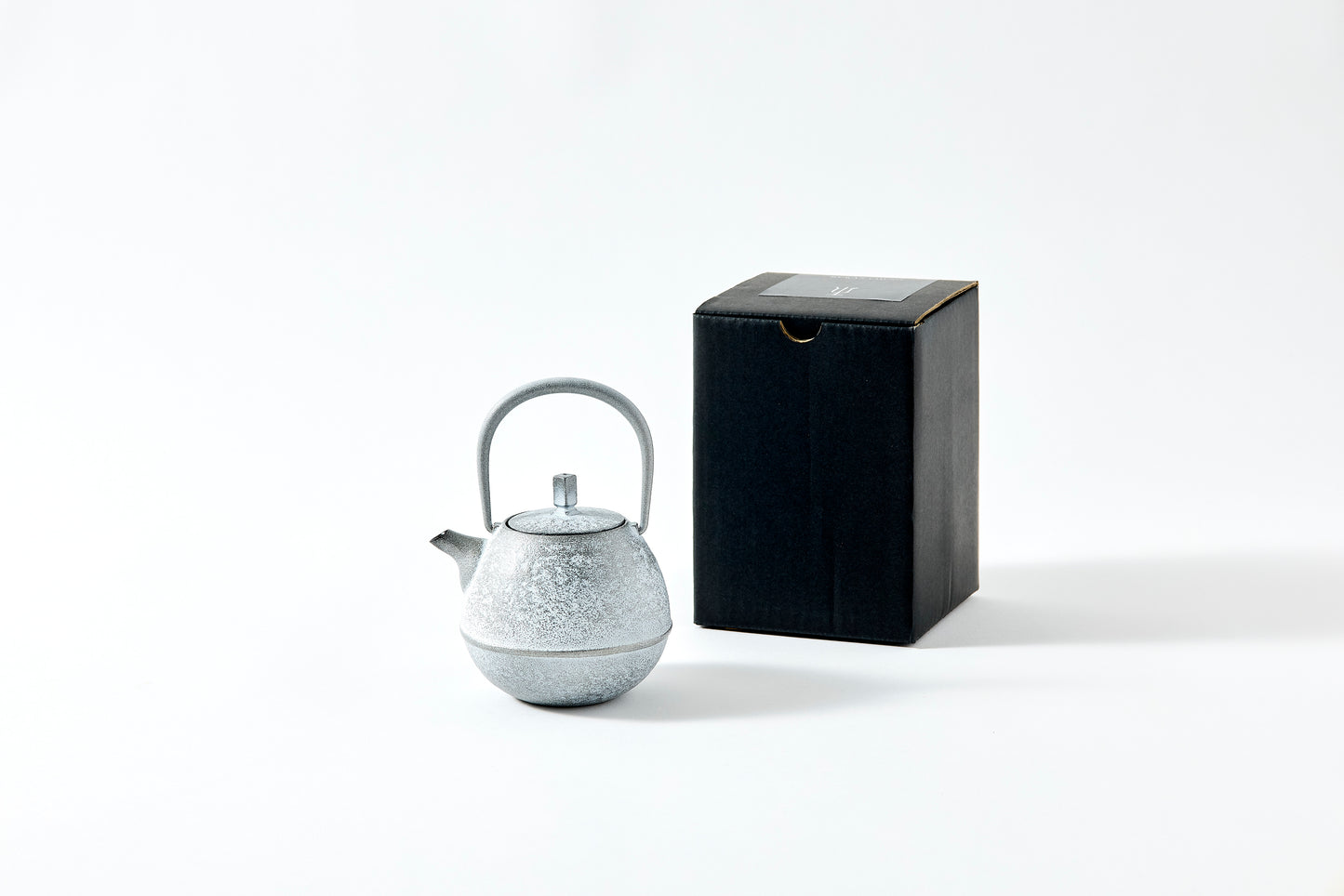 Nambu Ironware Egg Teapot Small – Snow