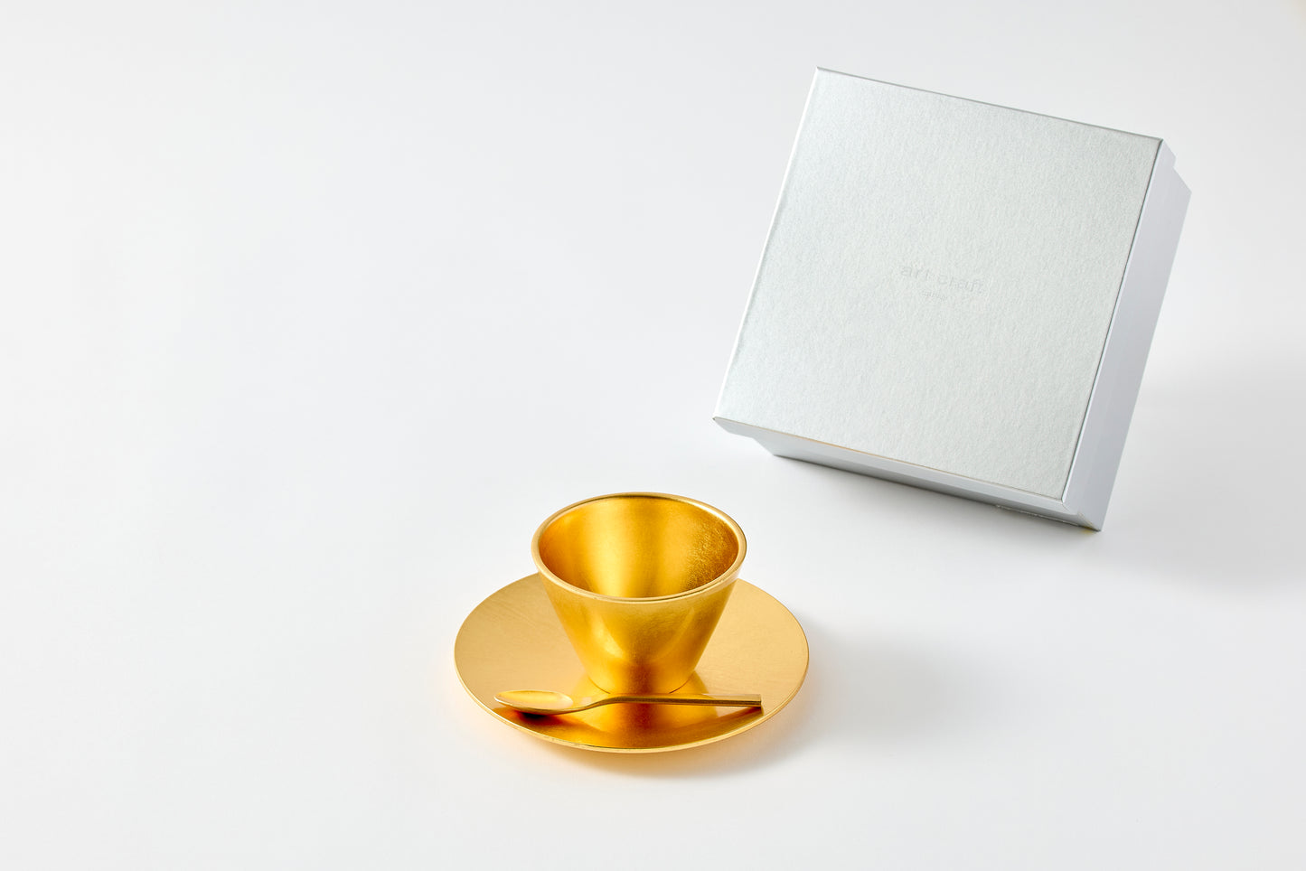 gold cup & saucer / gold leaf