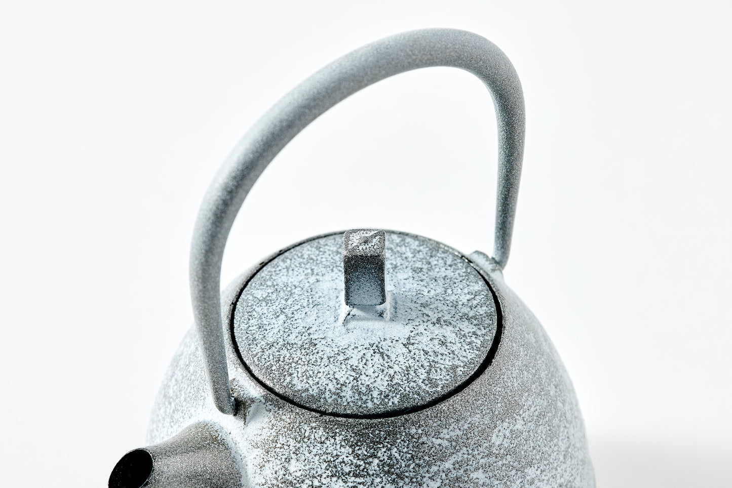 Nambu Ironware Egg Teapot Small – Snow