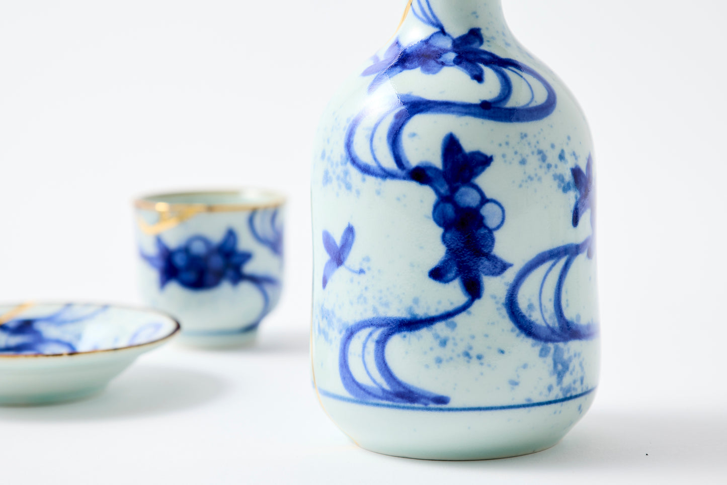 Gold Line Kosome Water Stream Sake Set Imari Porcelain