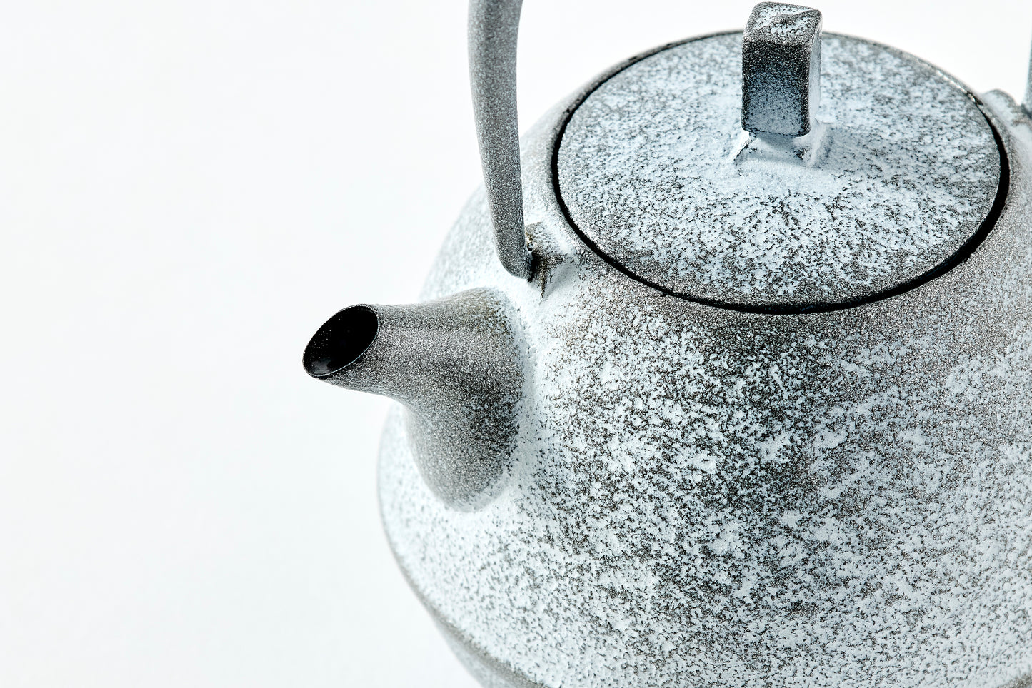 Nambu Ironware Egg Teapot Small – Snow