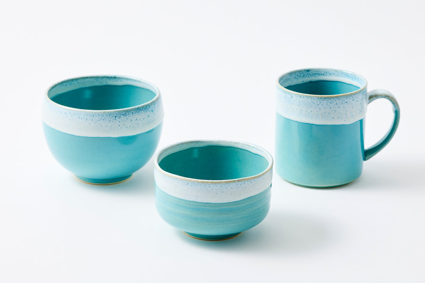 White Karatsu Flow Blue Glaze Round Bowl Hasami Porcelain