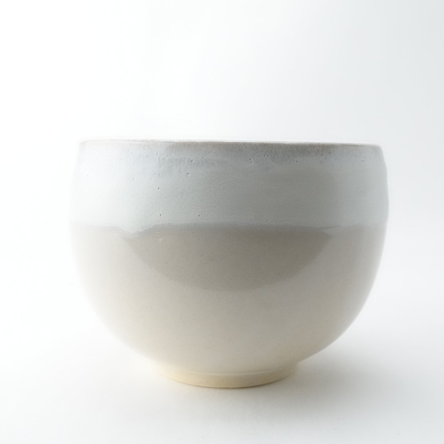 White Karatsu Flow White Glaze Round Bowl Hasami Porcelain