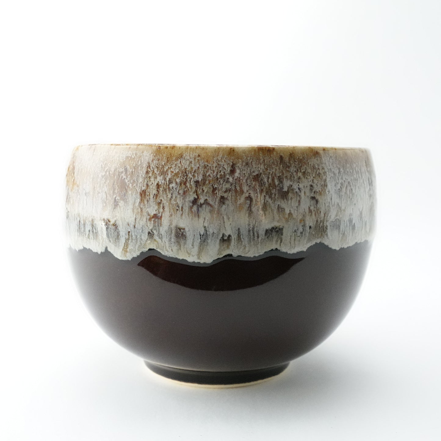 White Karatsu Flow Brown Glaze Round Bowl Hasami Porcelain