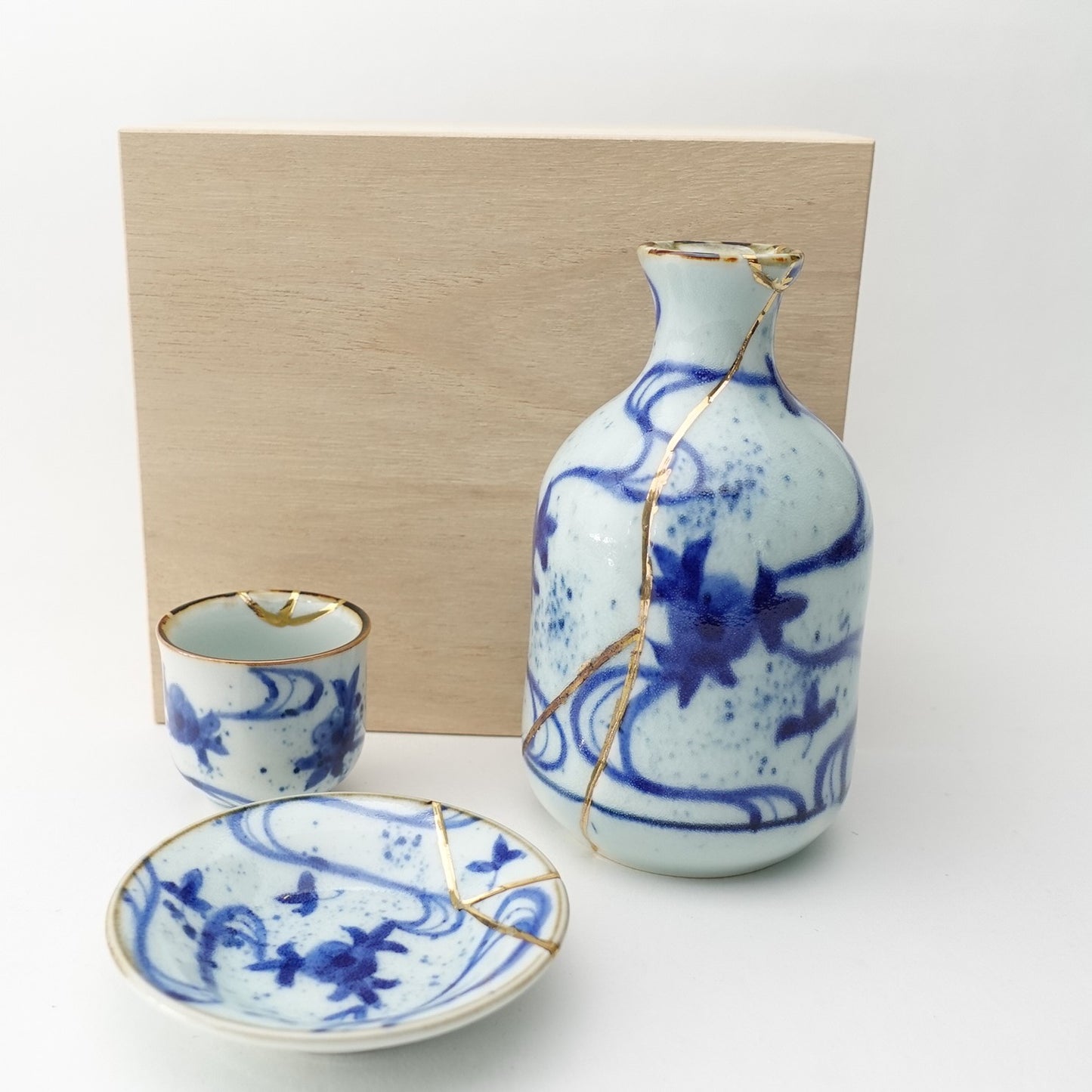 Gold Line Kosome Water Stream Sake Set Imari Porcelain
