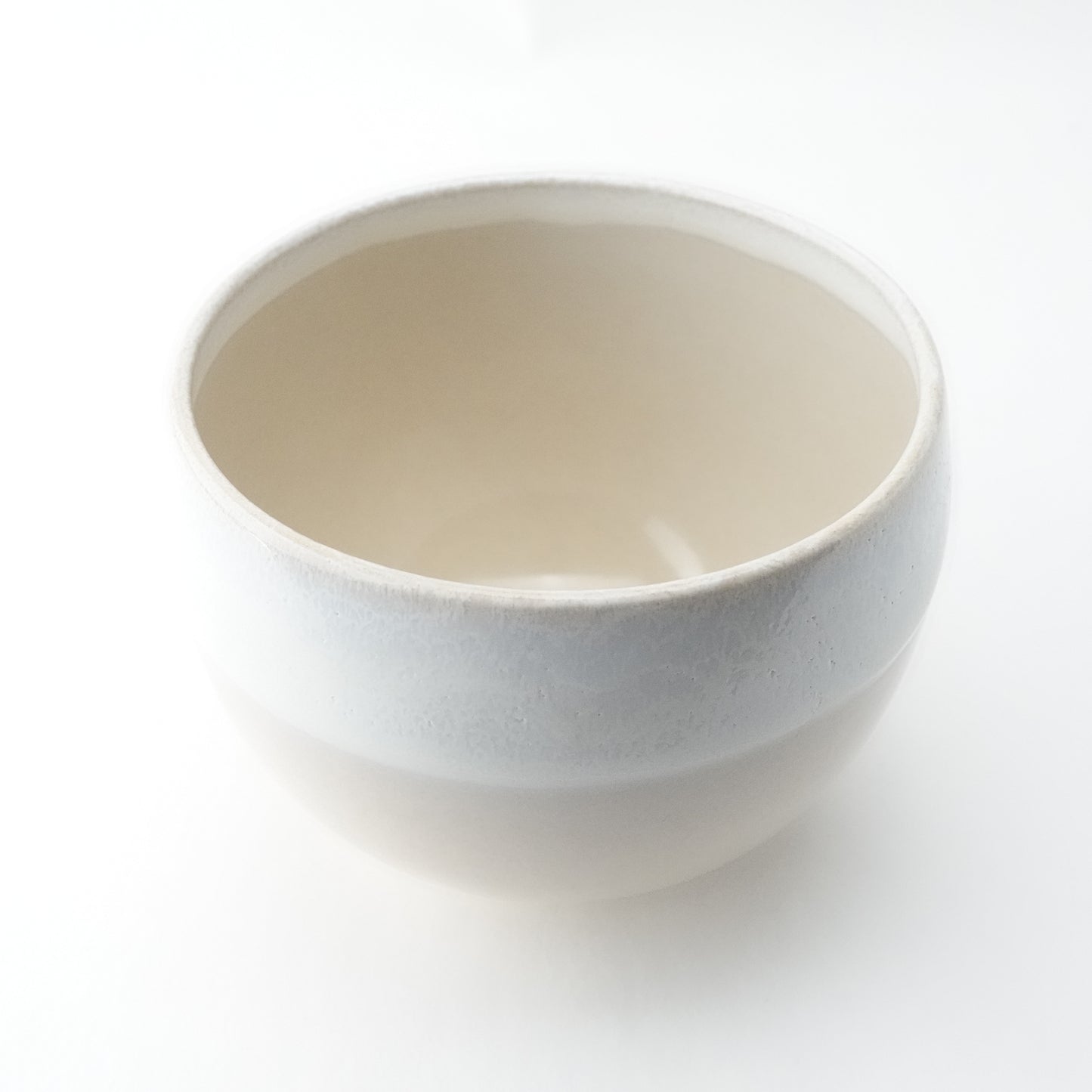 White Karatsu Flow White Glaze Round Bowl Hasami Porcelain