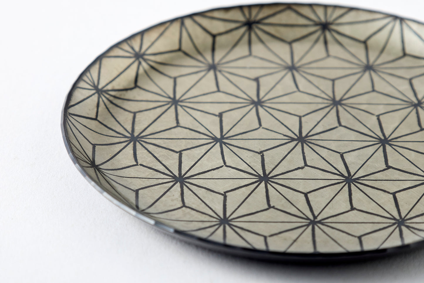 Small Plate – Hemp Leaf Pattern / Silver White