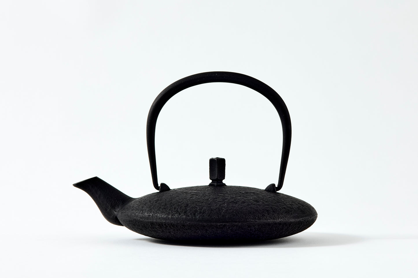 Nanbu Ironware Moon Teapot – Pure Black