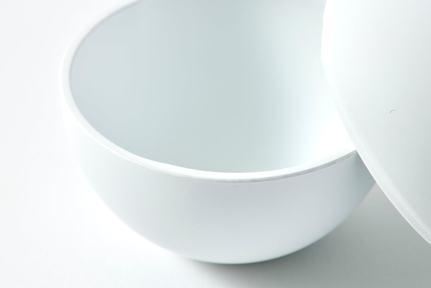 globe / matte white