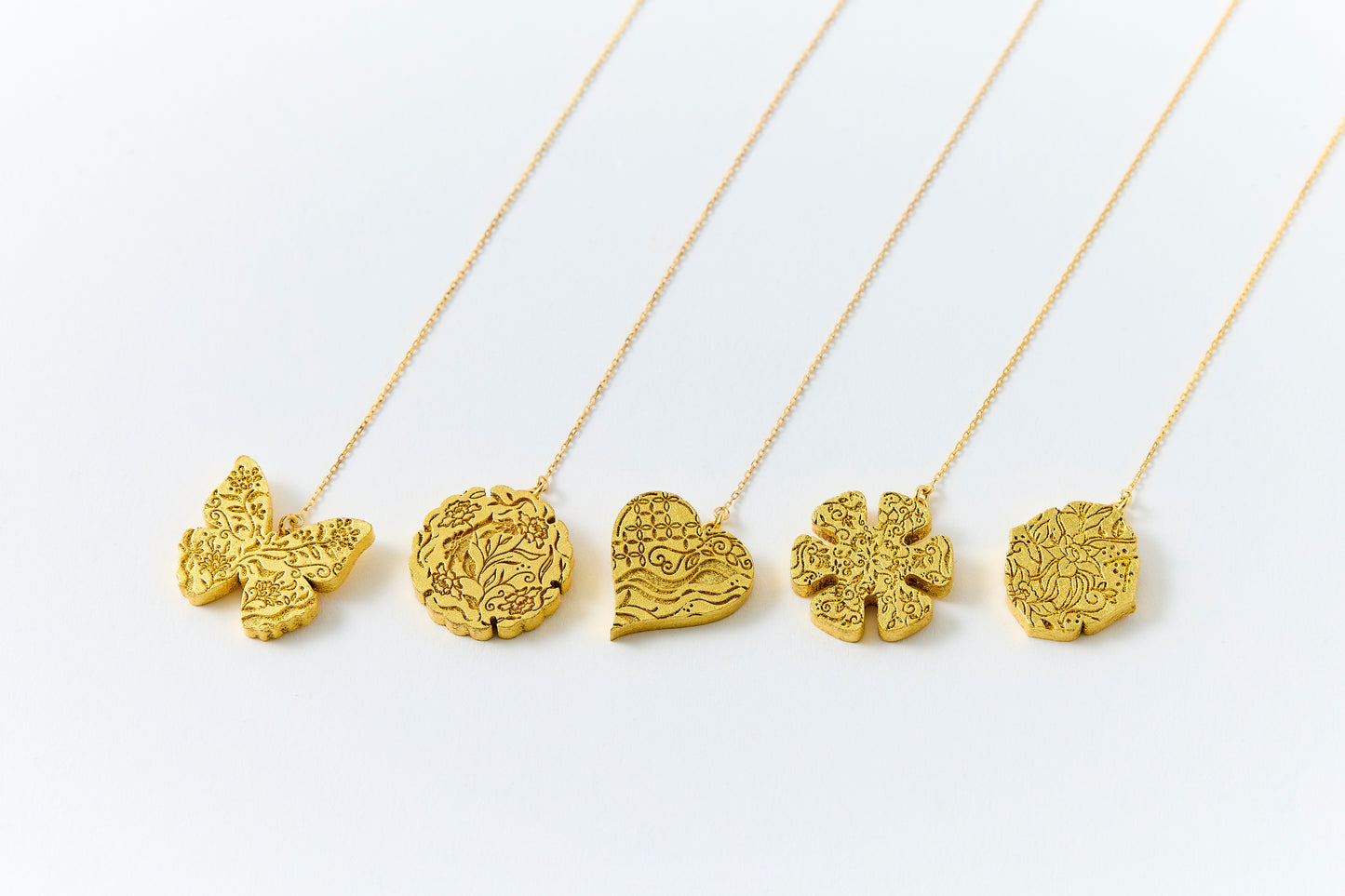 HAKUCESSORY Earrings Love Luck Gold