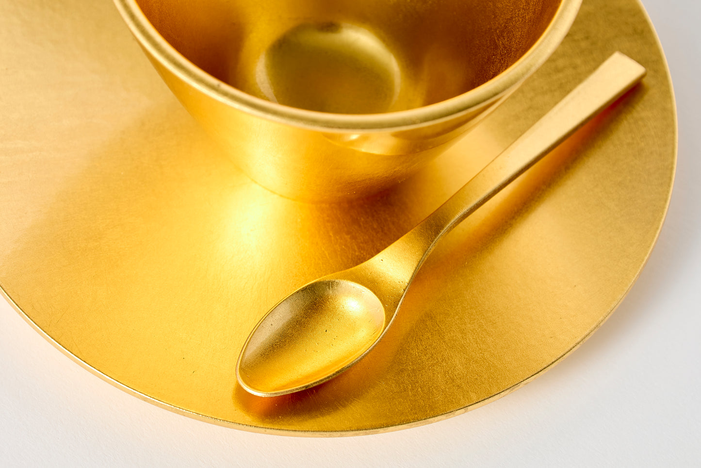 gold cup & saucer / gold leaf