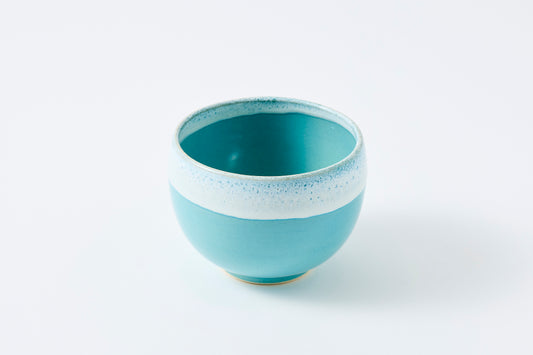 White Karatsu Flow Blue Glaze Round Bowl Hasami Porcelain