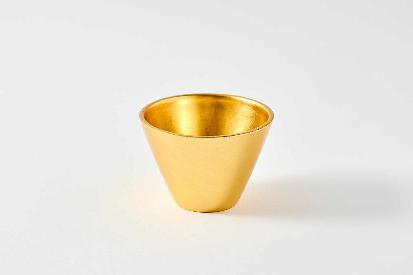 gold cup & saucer / gold leaf