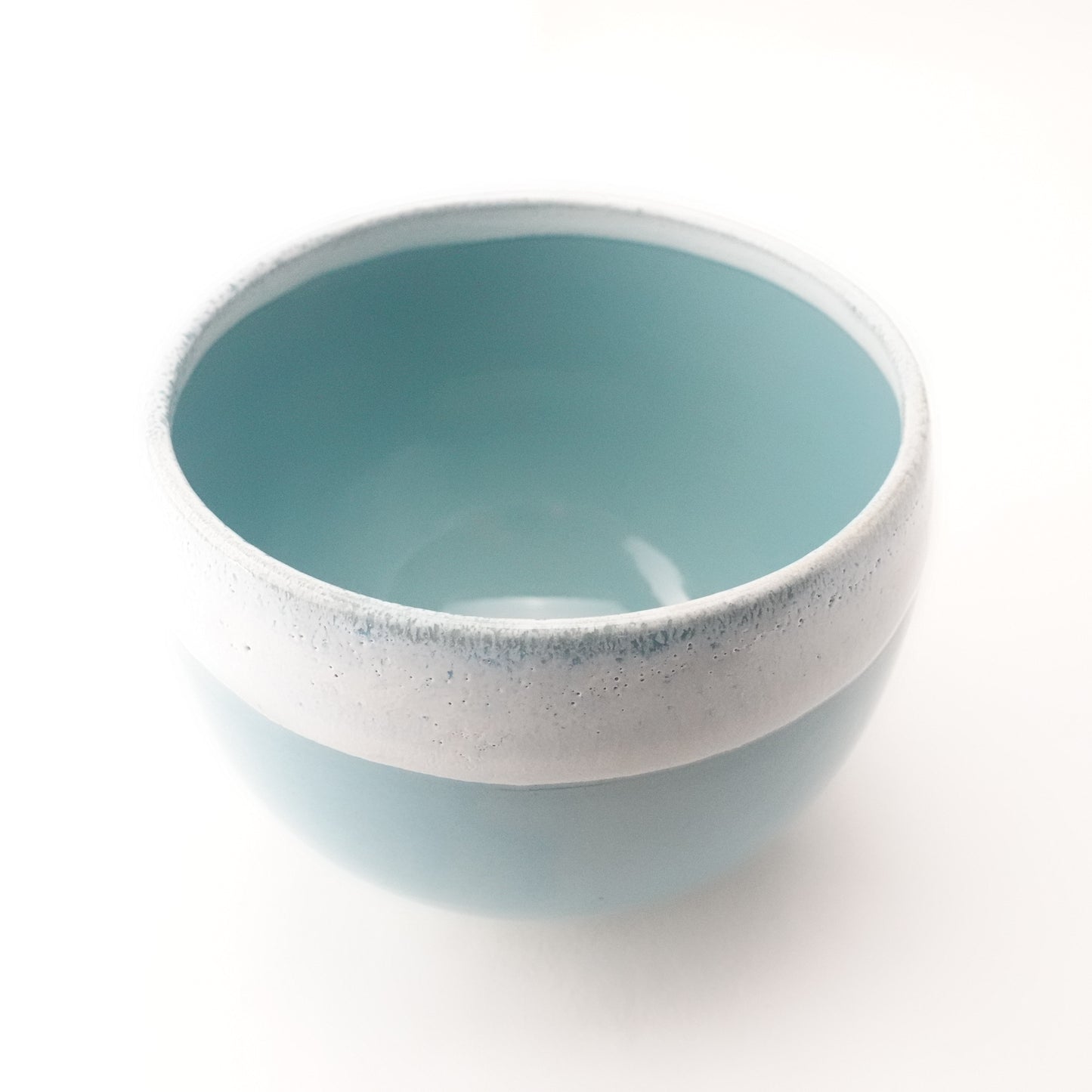 White Karatsu Flow Blue Glaze Round Bowl Hasami Porcelain