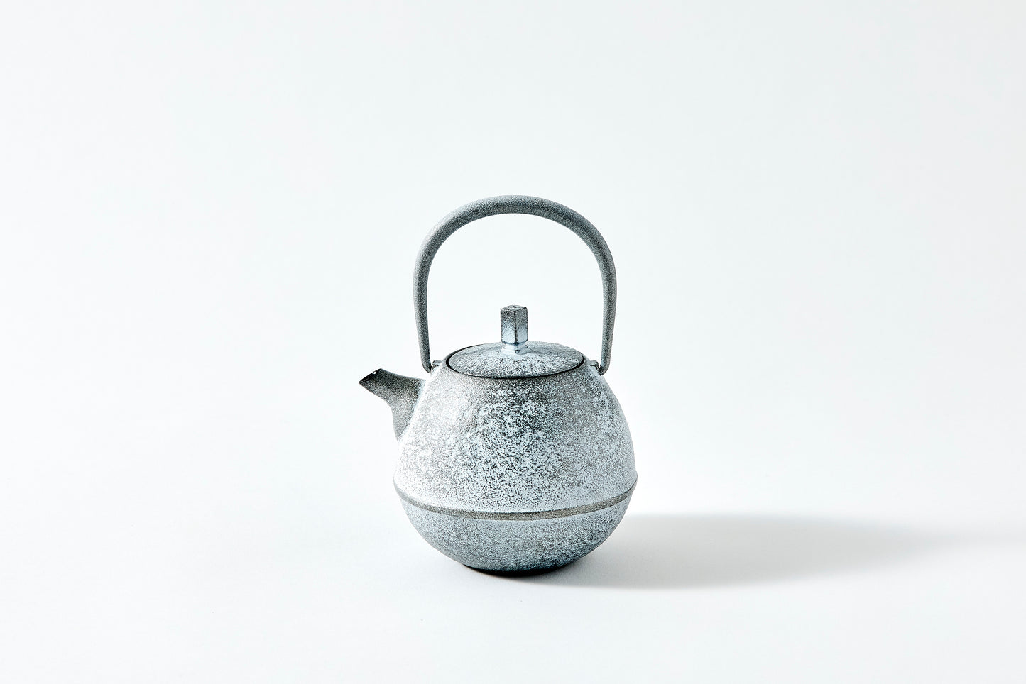 Nambu Ironware Egg Teapot Small – Snow