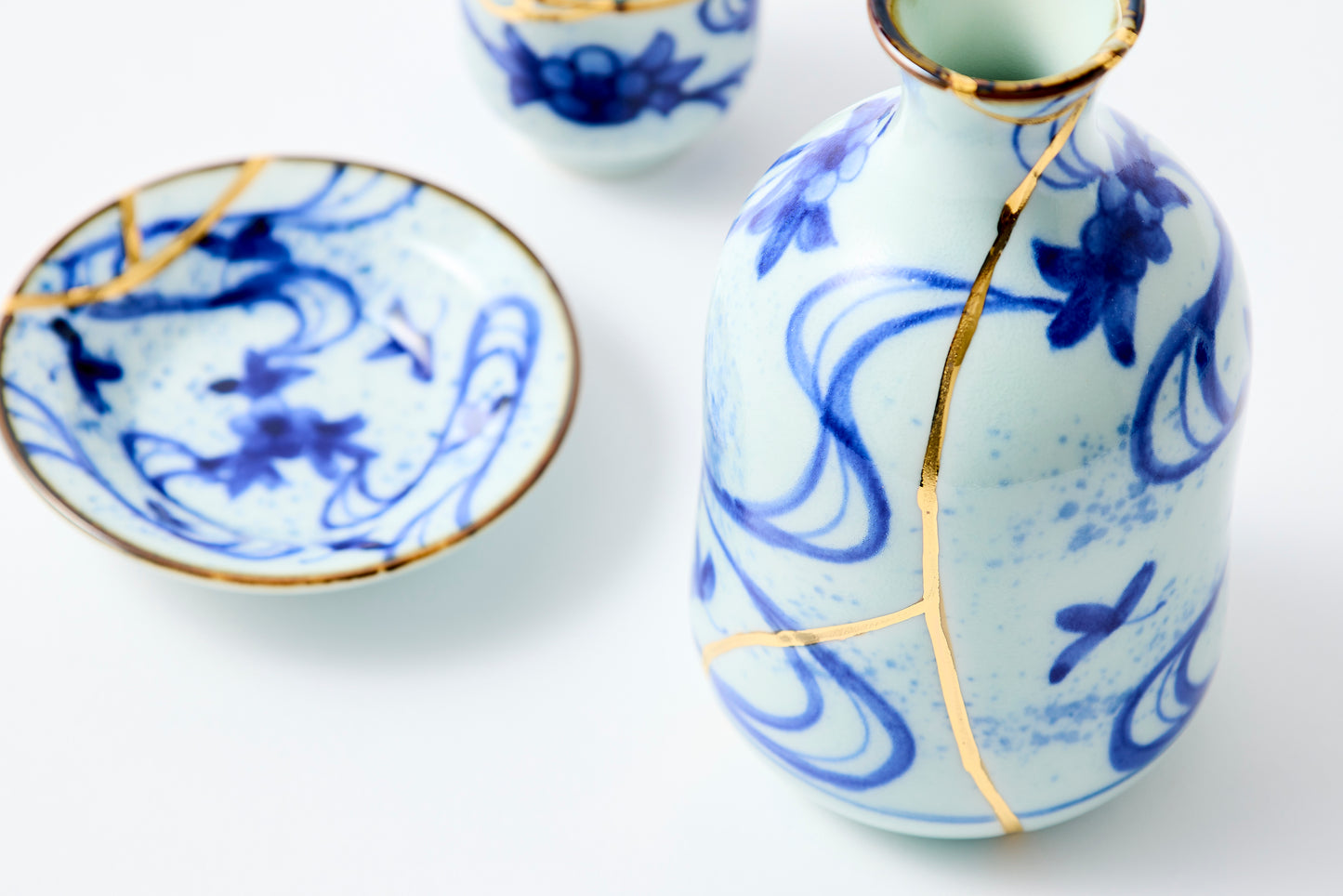 Gold Line Kosome Water Stream Sake Set Imari Porcelain