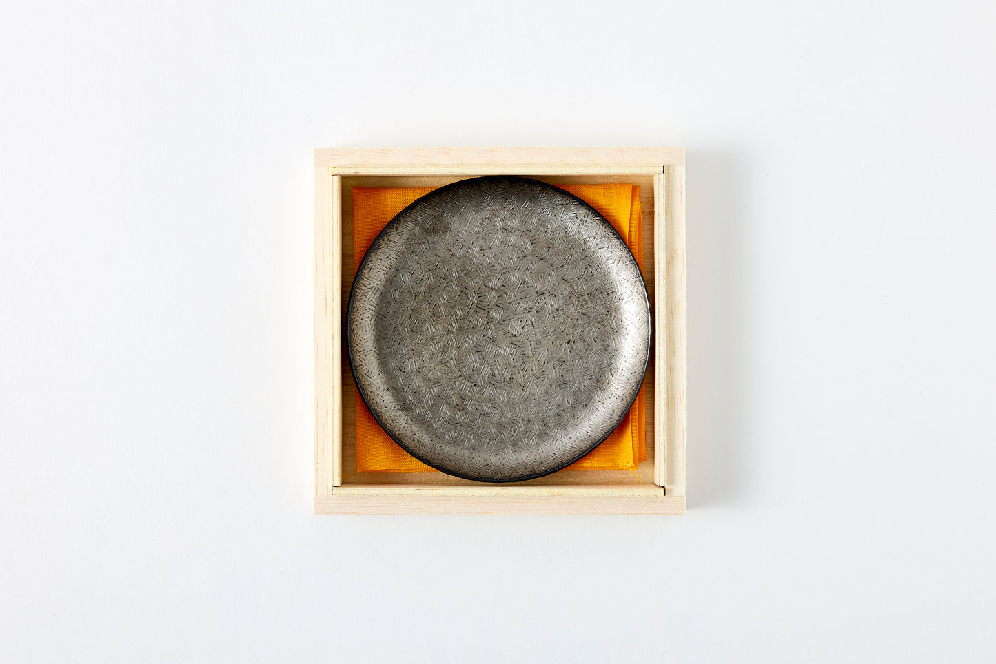 Small Plate – Crossed Blades / Silver White