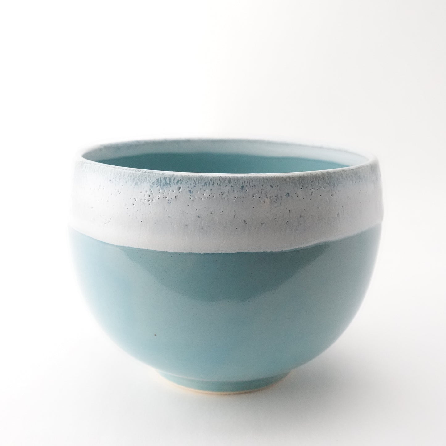 White Karatsu Flow Blue Glaze Round Bowl Hasami Porcelain