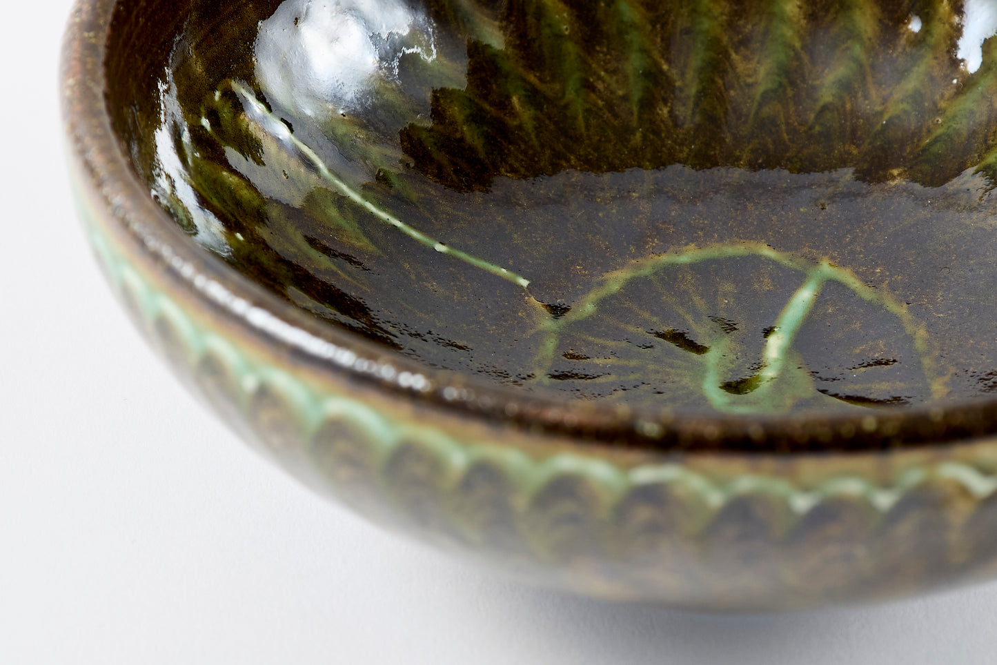 FD Green Glaze Bold Double Brush Stroke Round Flat Bowl Hasami Porcelain