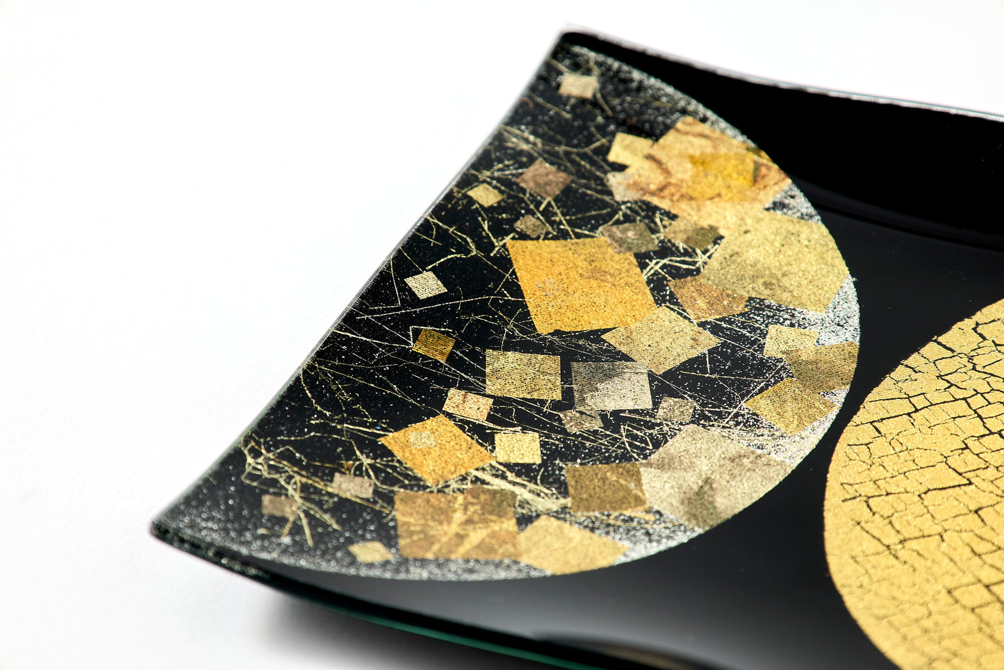 Facing Moons – Square Plate with Genuine Gold Crackle-Leaf – Black,15cm