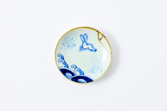 Gold Line Kosome Rabbit Small Plate Imari Porcelain