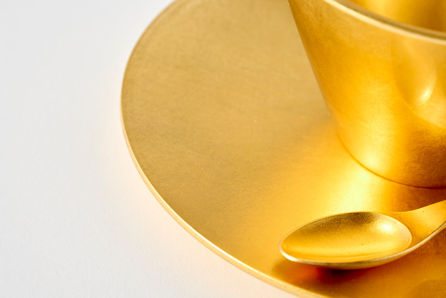 gold cup & saucer / gold leaf
