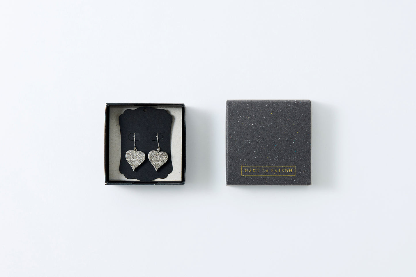 HAKUCESSORY Earrings Love Luck Platinum
