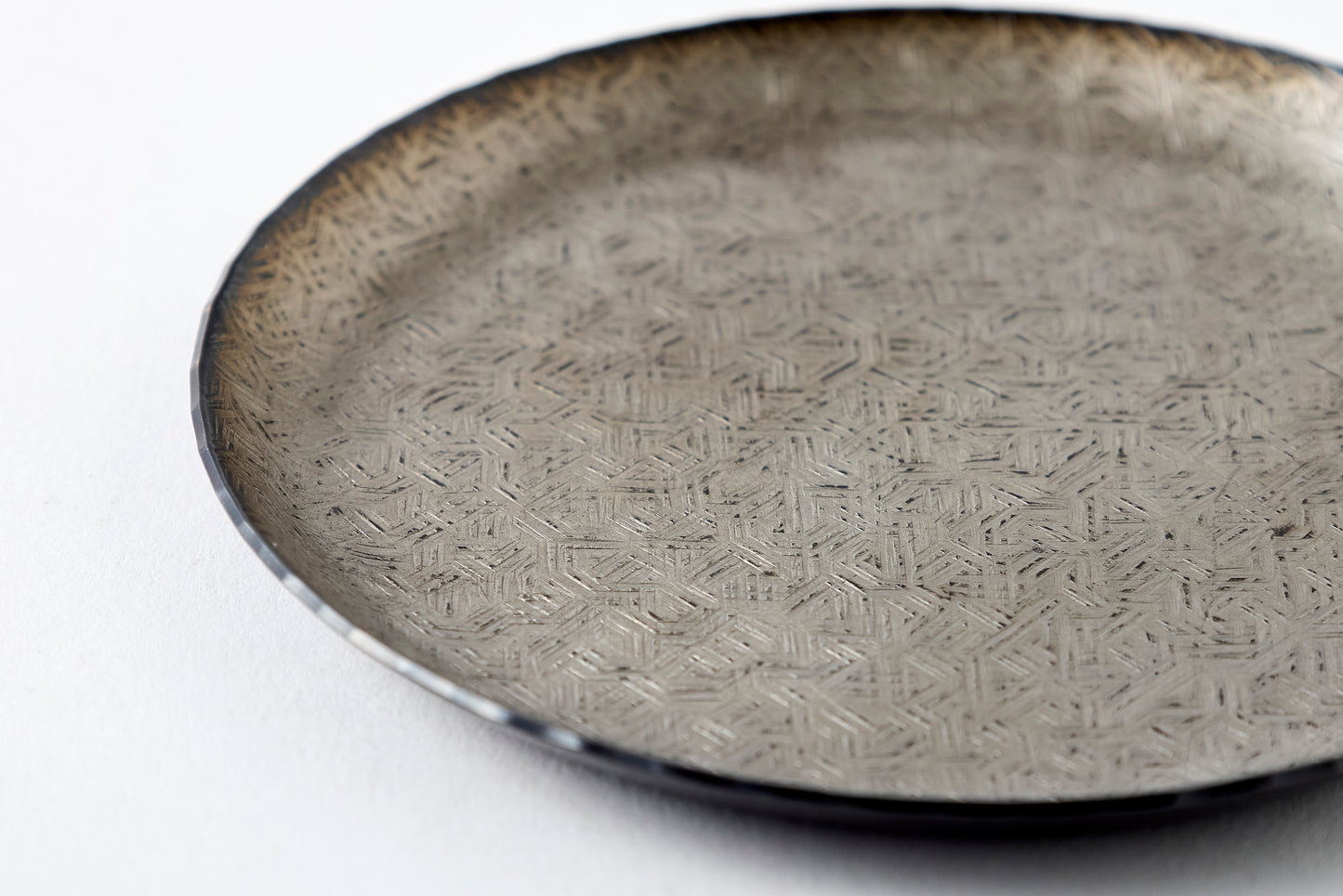 Small Plate – Crossed Blades / Silver White