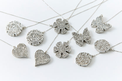 HAKUCESSORY Earrings Love Luck Platinum