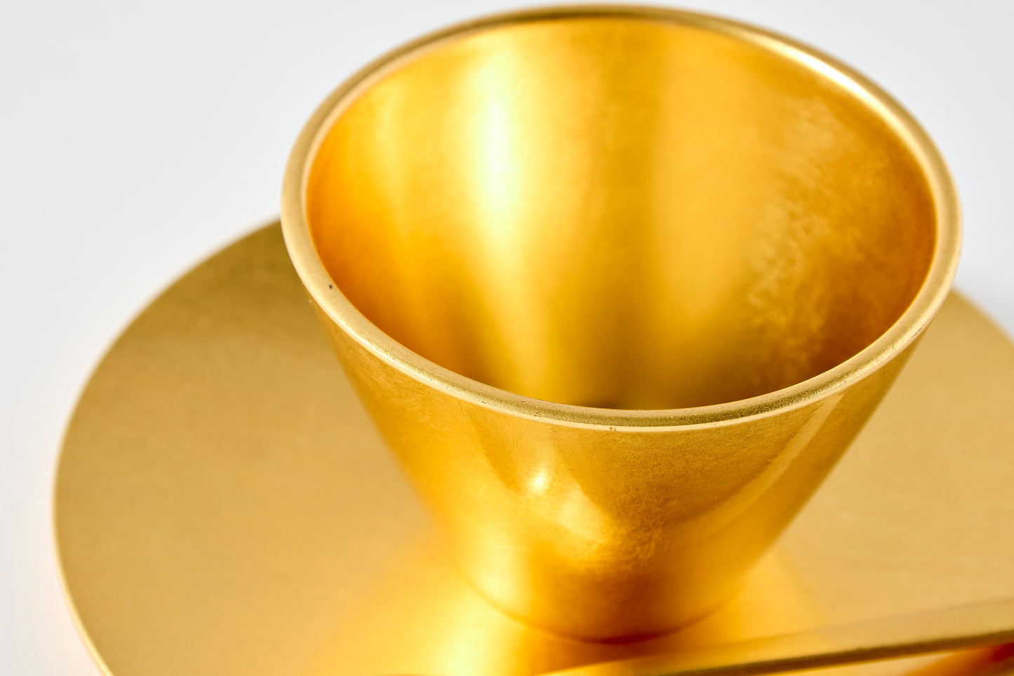 gold cup & saucer / gold leaf