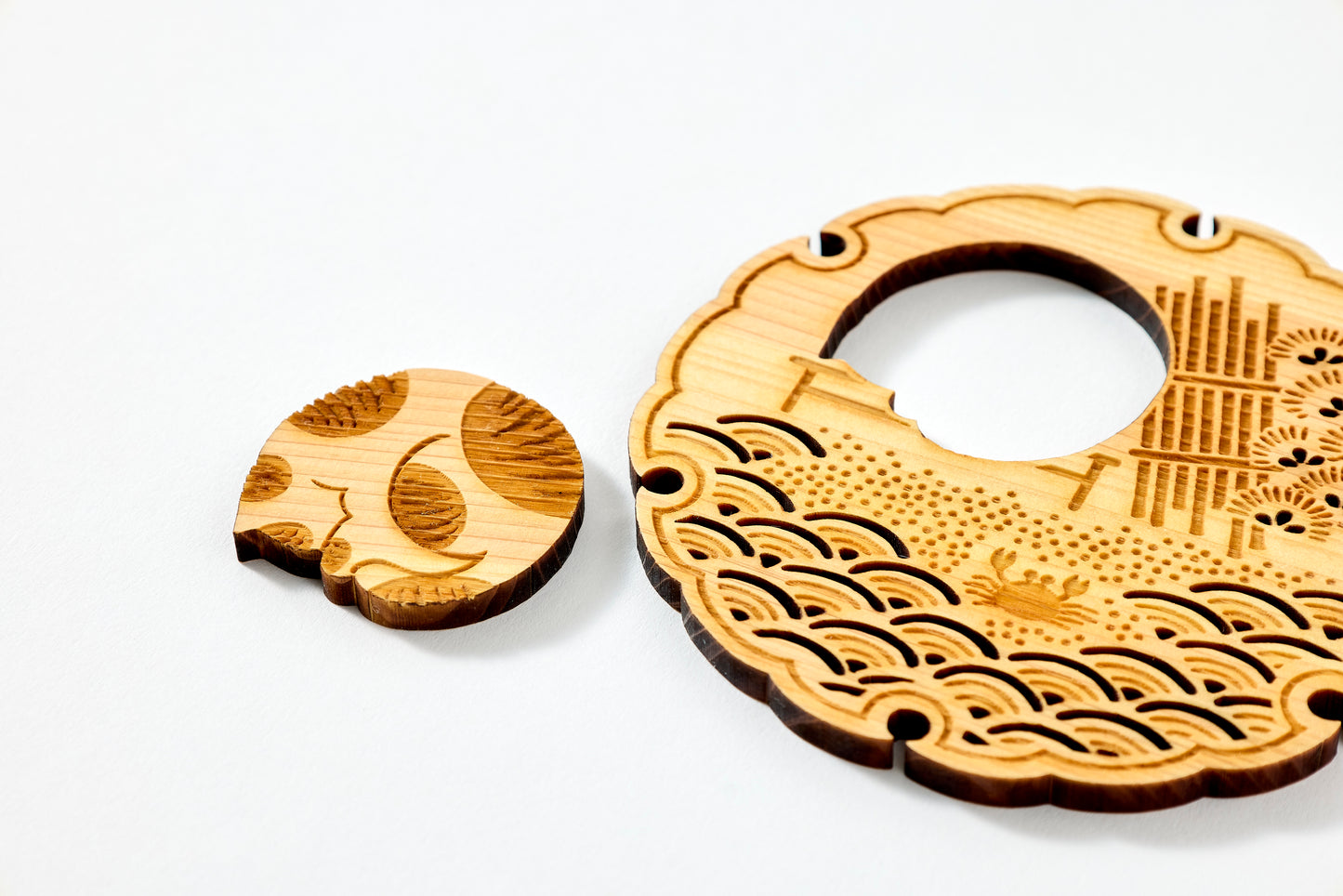 Tomogu –Crab and Tabby-White Cat