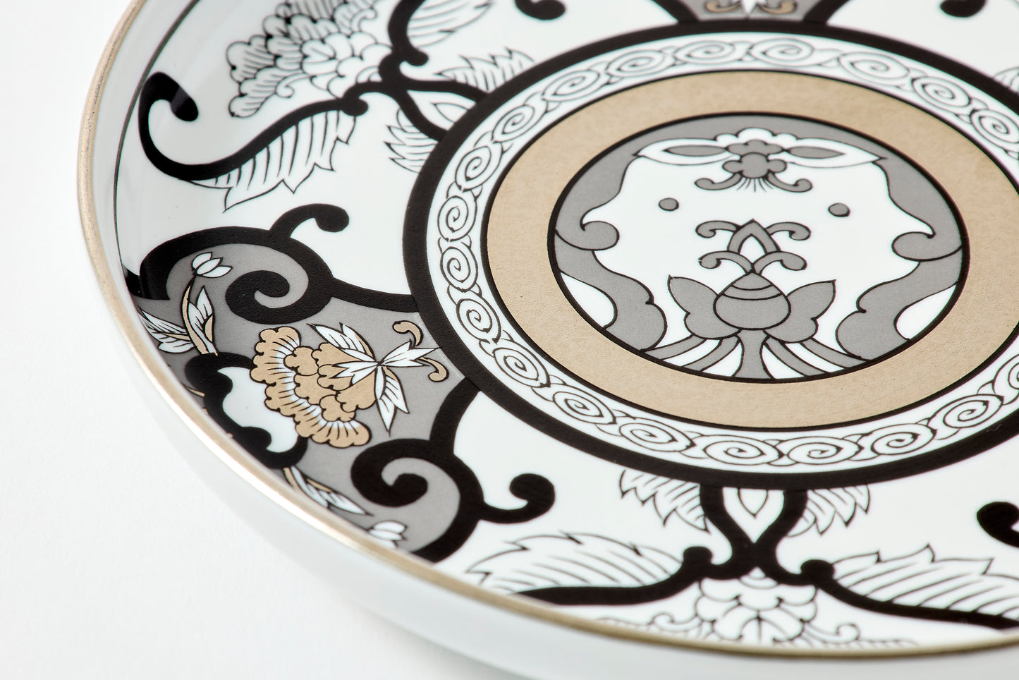 Japanese Round Plate - JS Ko-Imari Floral Pattern 190mm