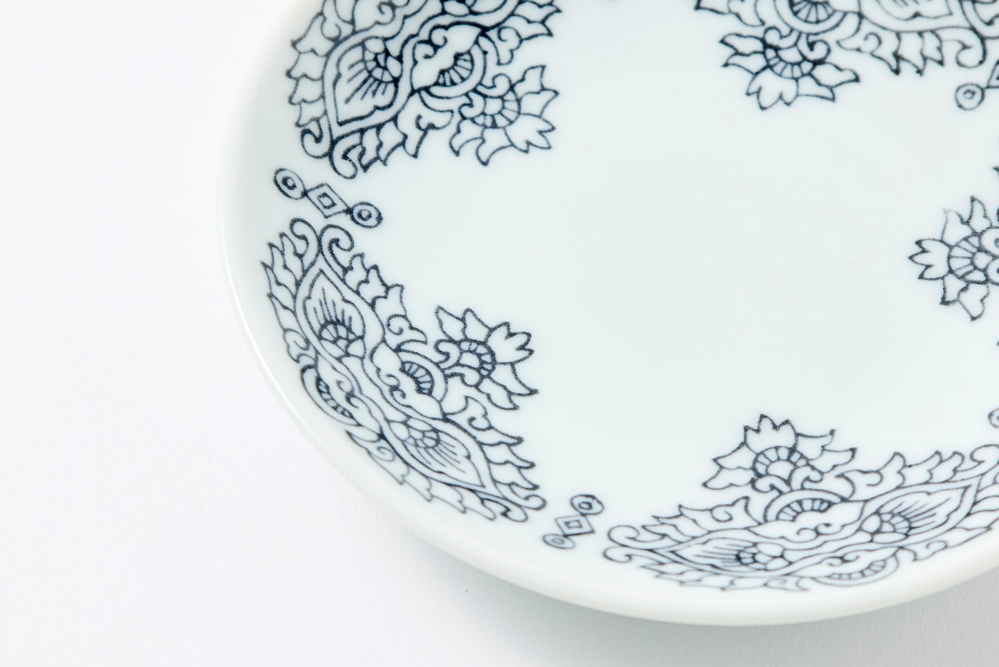 Five-Petal Karabana Motif Nabeshima Komon Small Plate Imari Porcelain