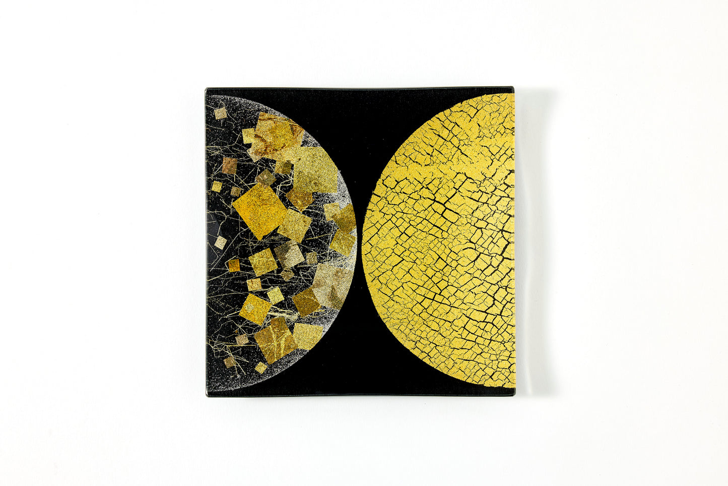 Facing Moons – Square Plate with Genuine Gold Crackle-Leaf – Black,15cm
