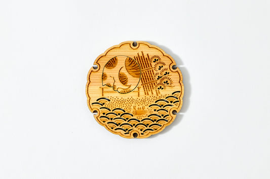 Tomogu –Crab and Tabby-White Cat