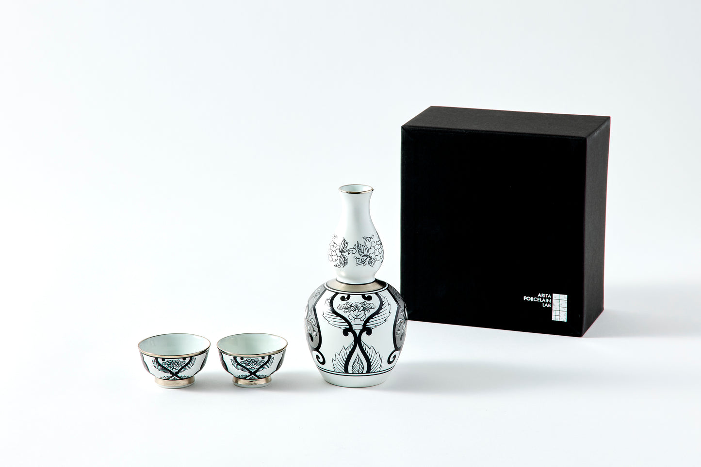 Tokkuri and Sake Cup Set 300ml - JS Ko-Imari Floral Pattern
