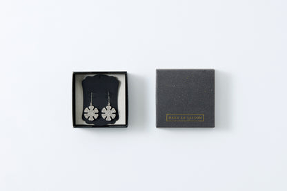 HAKUCESSORY Earrings Health Luck Platinum