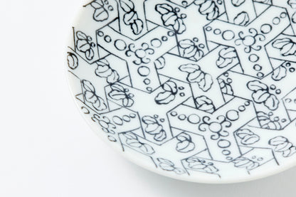 Tortoiseshell Pattern Nabeshima Komon Small Plate Imari Porcelain